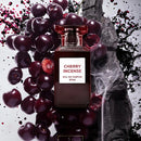 Essayez Cherry Incense de Fragrance World avec un décant Fragsplit de 1 ml, 2 ml, 5 ml ou 10 ml, livré en Suisse et en France.