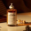 Testez By the Fireplace de Maison Margiela en petit format Fragsplit de 1 ml à 10 ml, un parfum unisexe chaud aux accents de bois fumé.