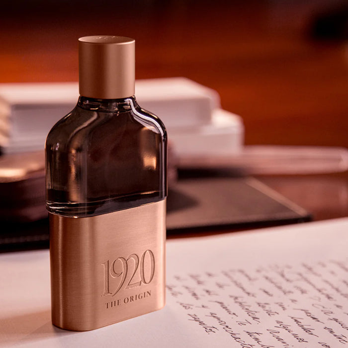 Essayez 1920 the Origin de Tous avec un décant Fragsplit de 1 ml à 10 ml, un petit format pratique pour découvrir ce parfum masculin.