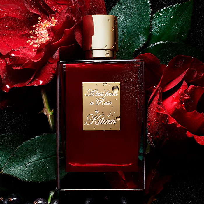 Testez A Kiss from a Rose de Kilian en petit format Fragsplit de 1 ml, 2 ml, 5 ml ou 10 ml, idéal pour découvrir son sillage de rose.