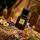 Découvrez Amber Wood d'Ajmal en décant Fragsplit, aux accents de pomme, poivre, cardamome, bois et ambre, à essayer sur la peau avant achat.