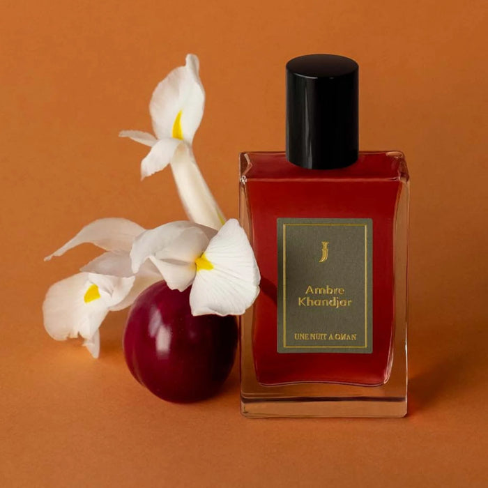 Essayez Ambre Khandjar d’Une Nuit Nomade sur la peau avec un décant Fragsplit de 1 ml à 10 ml, petit format livré en Suisse et en France.