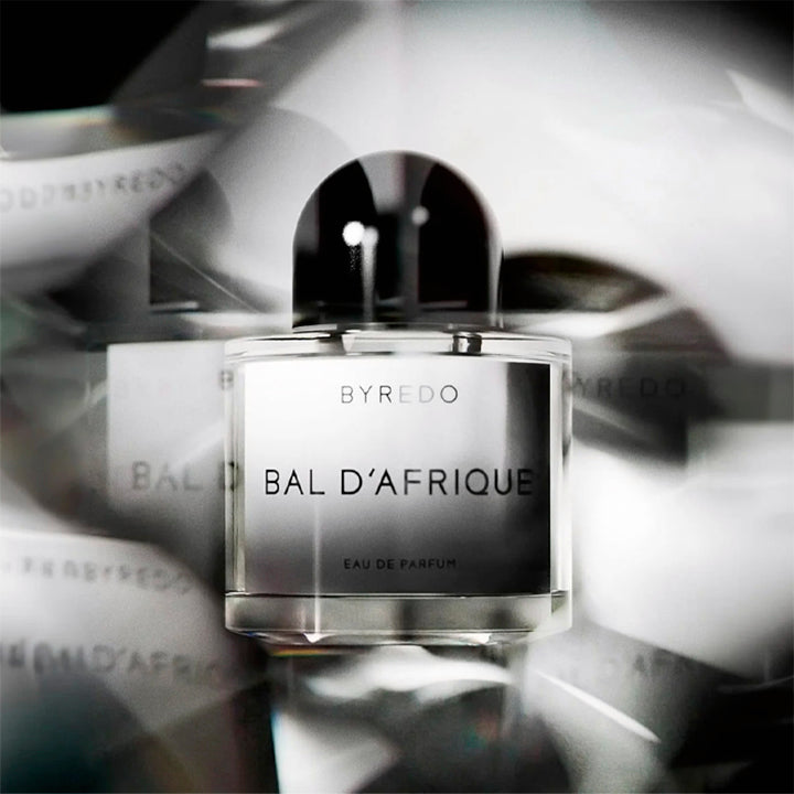 Essayez Bal d'Afrique par Byredo avec un décant Fragsplit de 1 ml, 2 ml, 5 ml ou 10 ml, pratique pour découvrir le parfum sur votre peau.