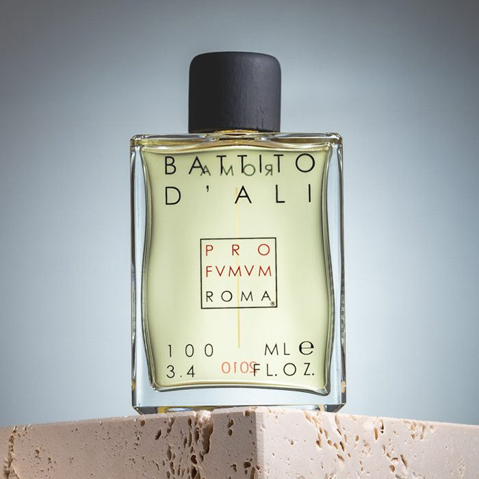 Découvrez Battito d'Ali de Profumum Roma avec un décant Fragsplit de 1 ml à 10 ml, livré en Suisse et en France pour un essai sur peau.