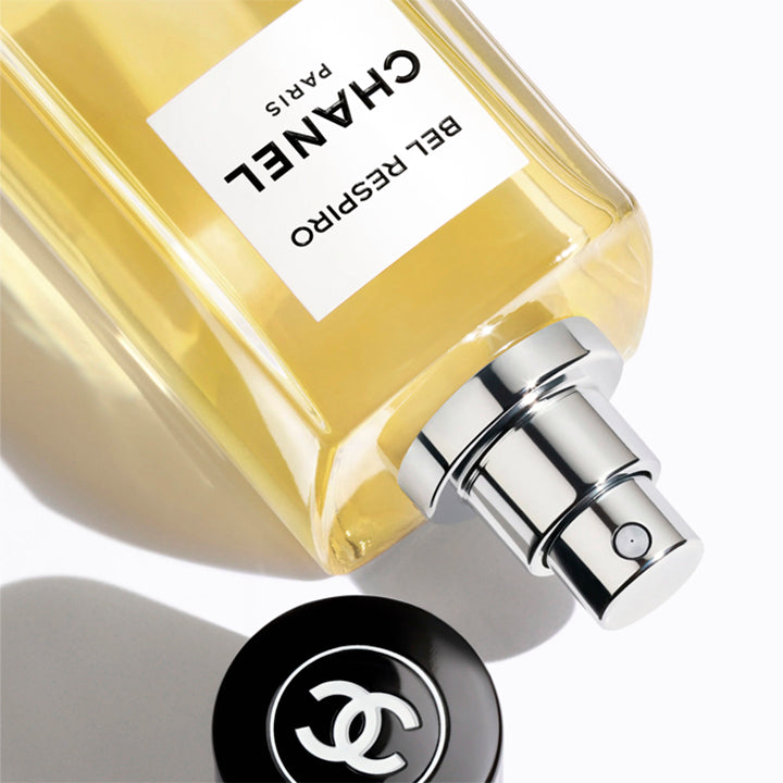 Essayez Bel Respiro de Chanel sur la peau grâce à l’échantillon Fragsplit, disponible en décant de 1 ml, 2 ml, 5 ml ou 10 ml.