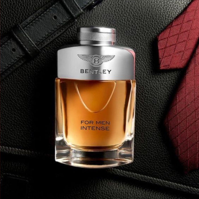 Essayez Bentley For Men Intense en décant Fragsplit de 1 ml, 2 ml, 5 ml ou 10 ml, un petit format aux facettes chaudes de rhum, cuir et encens.