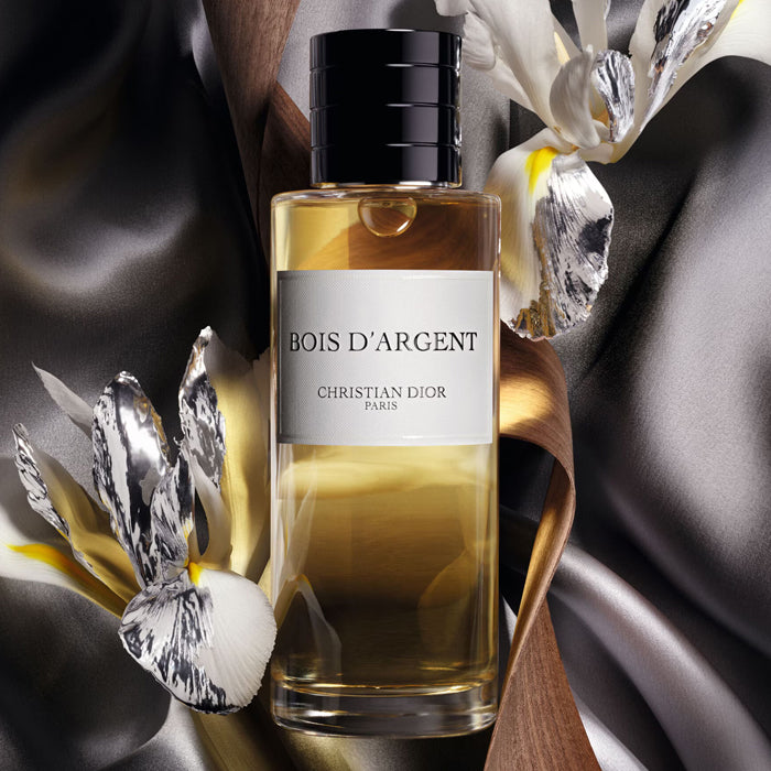 Essayez Bois d'Argent de Dior sur la peau avec un échantillon Fragsplit de 1 ml, 2 ml, 5 ml ou 10 ml, idéal avant d'acheter le flacon.