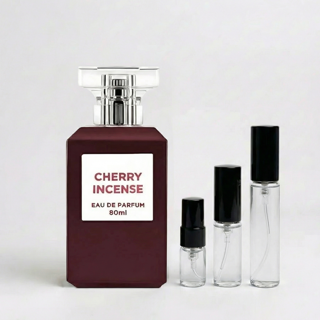 Décant Cherry Incense de Fragrance World par Fragsplit, pour tester ses notes de cerise et d’encens sur la peau, en formats 1 ml à 10 ml.