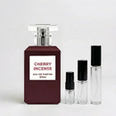 Décant Cherry Incense de Fragrance World par Fragsplit, pour tester ses notes de cerise et d’encens sur la peau, en formats 1 ml à 10 ml.