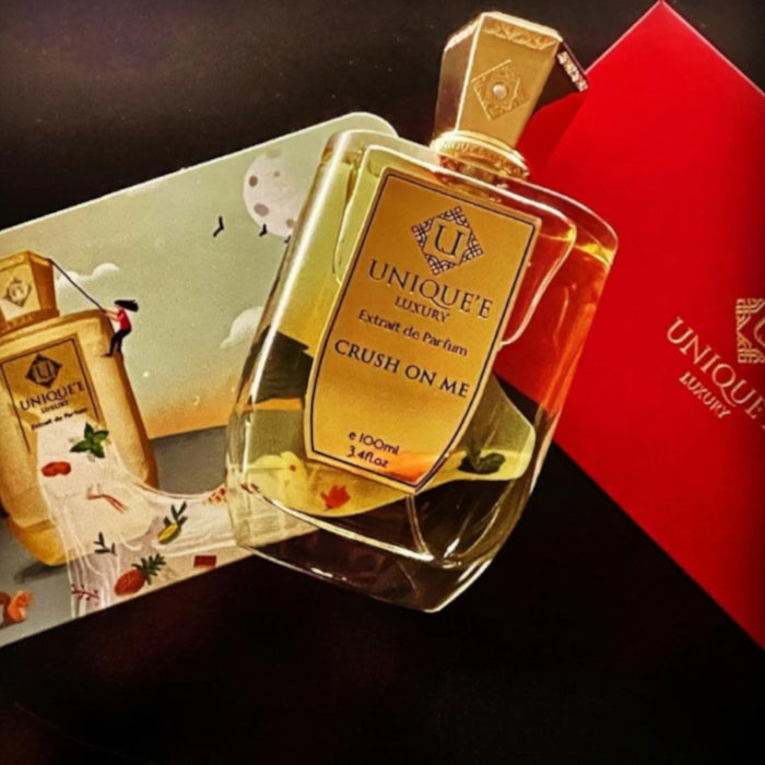 Essayez Crush On Me de Unique'e Luxury sur la peau avec un décant Fragsplit de 1 ml, 2 ml, 5 ml ou 10 ml, expédié en Suisse et France.