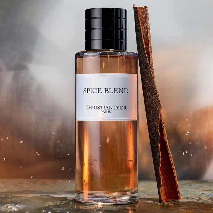 Échantillon Fragsplit de Spice Blend par Dior, aux épices chaudes et au rhum. Formats 1 ml à 10 ml avec livraison en Suisse et en France.