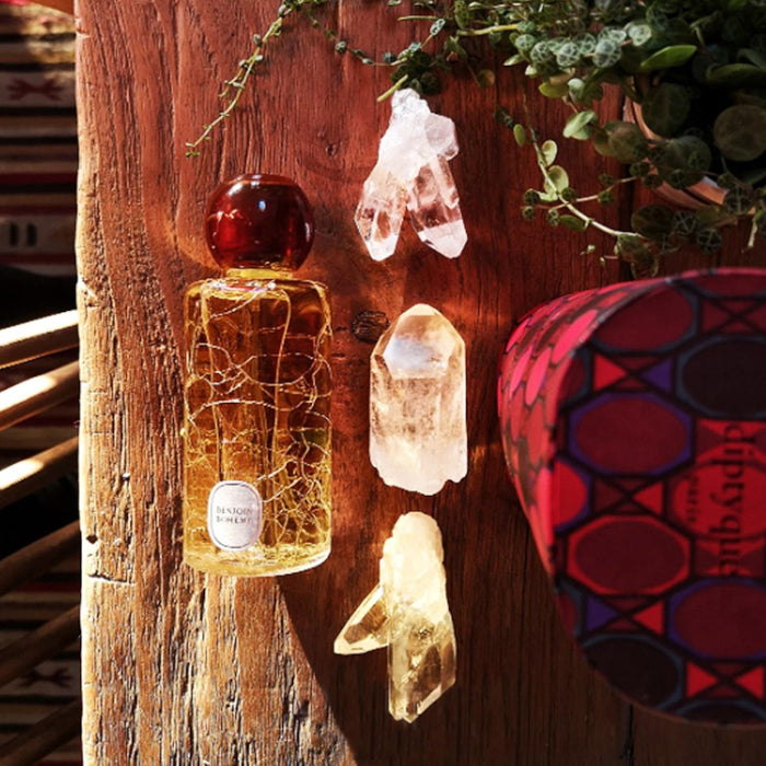 Essayez Benjoin Bohème par Diptyque avec un décant Fragsplit de 1 ml à 10 ml, livré en Suisse et en France pour le découvrir sur peau.