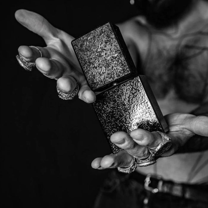 Essayez Ennui-noir de Filippo Sorcinelli sur la peau grâce au décant Fragsplit de 1 ml, 2 ml, 5 ml ou 10 ml, disponible en Suisse et France.