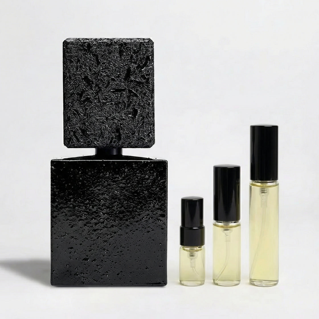 Décant Ennui-noir de Filippo Sorcinelli chez Fragsplit, en formats 1 ml, 2 ml, 5 ml ou 10 ml, pour essayer ce parfum unisexe sur la peau.