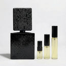 Décant Ennui-noir de Filippo Sorcinelli chez Fragsplit, en formats 1 ml, 2 ml, 5 ml ou 10 ml, pour essayer ce parfum unisexe sur la peau.