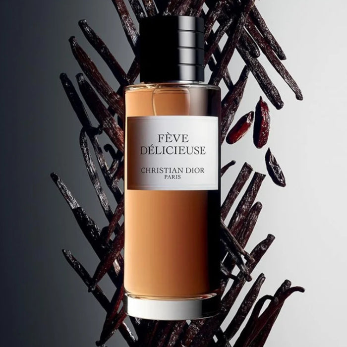 Essayez Fève Délicieuse par Dior avec un décant Fragsplit de 1 ml, 2 ml, 5 ml ou 10 ml, une fragrance ambrée et gourmande à la fève tonka.