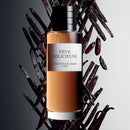 Essayez Fève Délicieuse par Dior avec un décant Fragsplit de 1 ml, 2 ml, 5 ml ou 10 ml, une fragrance ambrée et gourmande à la fève tonka.