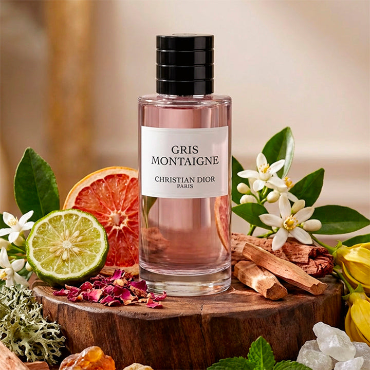 Essayez Gris Montaigne de Dior sur la peau avec un décant Fragsplit de 1 ml, 2 ml, 5 ml ou 10 ml, disponible en Suisse et en France.