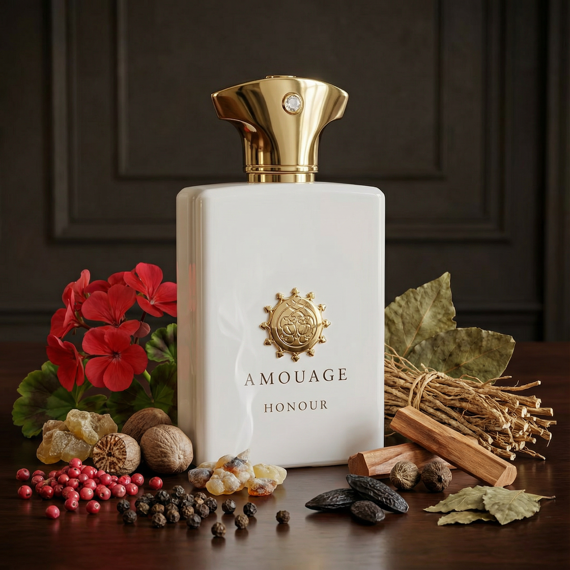 Essayez Honour Men d’Amouage sur la peau avec un décant Fragsplit de 1ml à 10ml, révélant épices fraîches, cèdre, vétiver et encens.