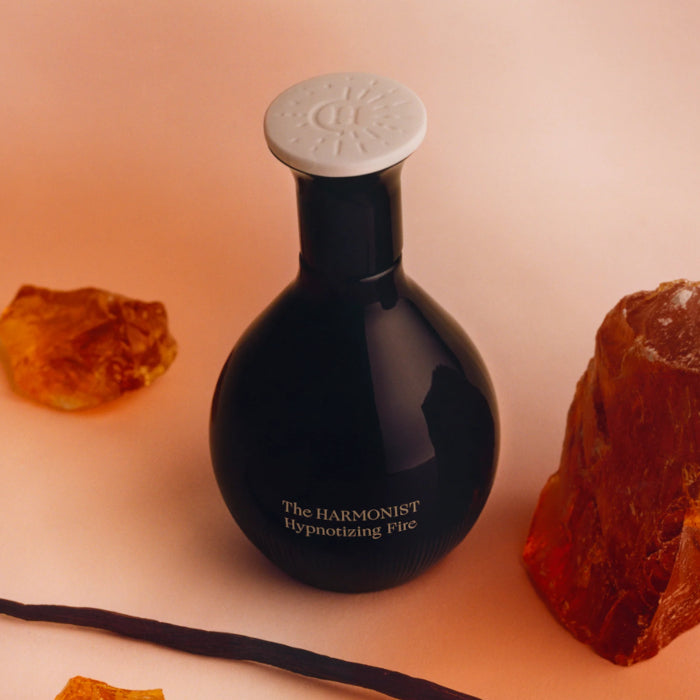 Hypnotizing Fire de The Harmonist en échantillon Fragsplit : testez ce parfum unisexe aux facettes fumées, boisées et vanillées avant d'acheter.