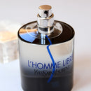 Essayez L'Homme Libre d'Yves Saint Laurent sur la peau avant d'acheter grâce au décant Fragsplit, disponible en formats 1 ml à 10 ml.
