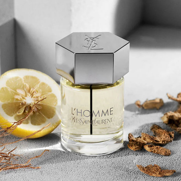 Essayez L'Homme d'Yves Saint Laurent en petit format Fragsplit de 1 ml à 10 ml, pratique pour découvrir ses notes fraîches, épicées et boisées.