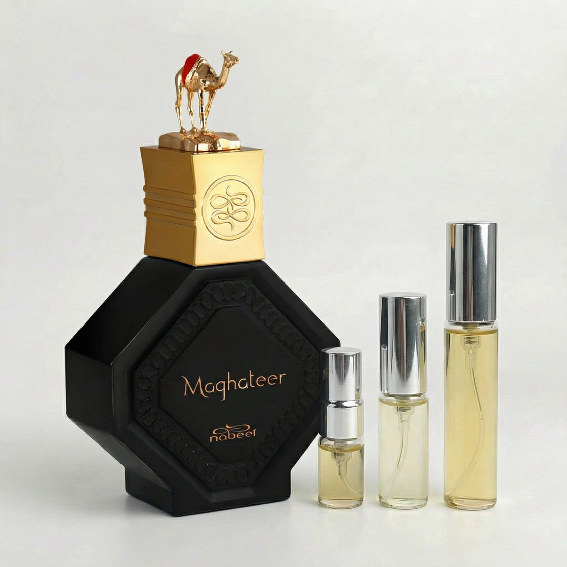 Décant Maghateer de Nabeel en petit format Fragsplit de 1 ml, 2 ml, 5 ml ou 10 ml, pour essayer ce parfum unisexe sur la peau.