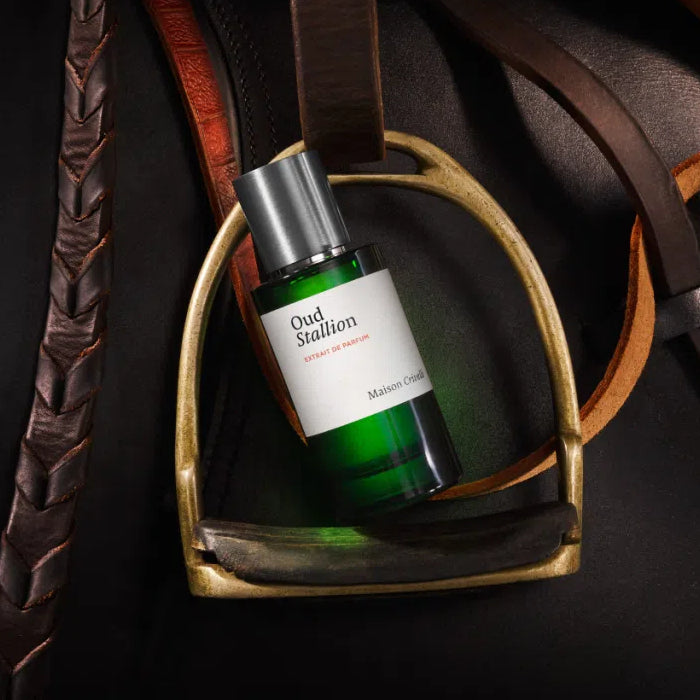 Petit format d’Oud Stallion par Maison Crivelli, un parfum boisé, cuiré et épicé à découvrir en décant Fragsplit, livré en Suisse et France.