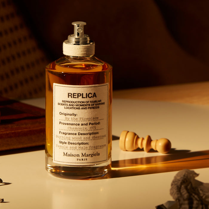 Testez By the Fireplace de Maison Margiela en petit format Fragsplit de 1 ml à 10 ml, un parfum unisexe chaud aux accents de bois fumé.