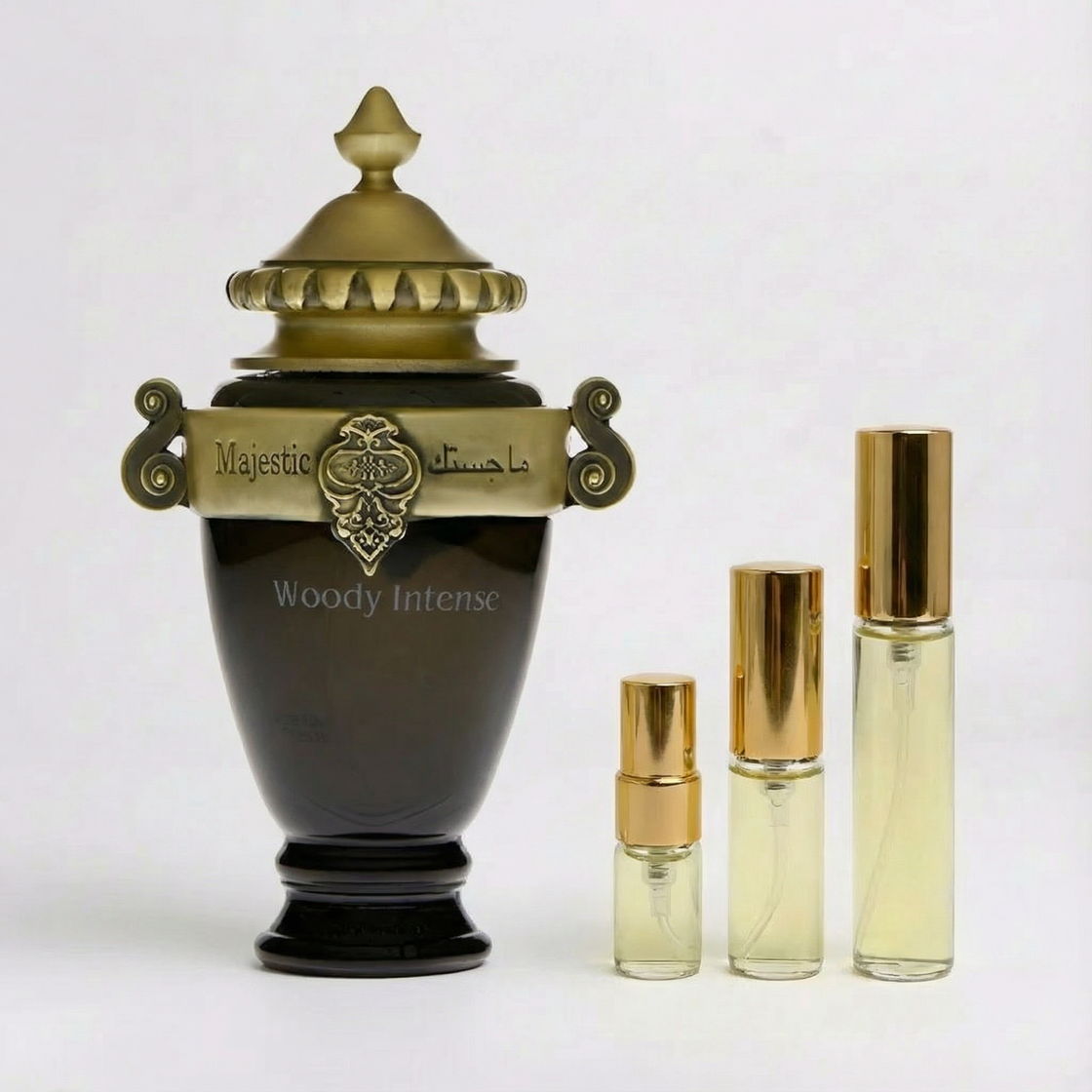 Décant Fragsplit de Majestic Woody Intense par Arabian Oud, en formats 1 ml, 2 ml, 5 ml ou 10 ml, à tester sur la peau avant achat.