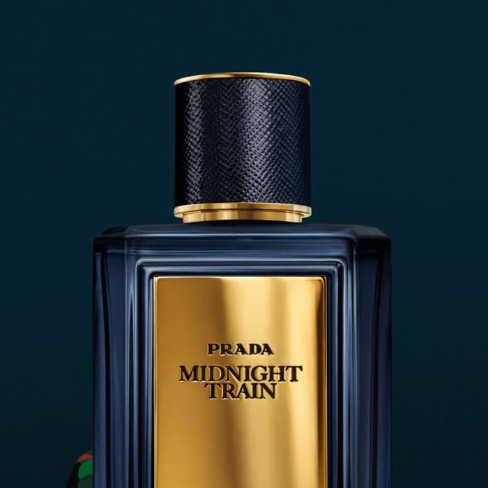 Essayez Midnight Train par Prada Olfactories avec un décant Fragsplit de 1 ml, 2 ml, 5 ml ou 10 ml, disponible en Suisse et en France.