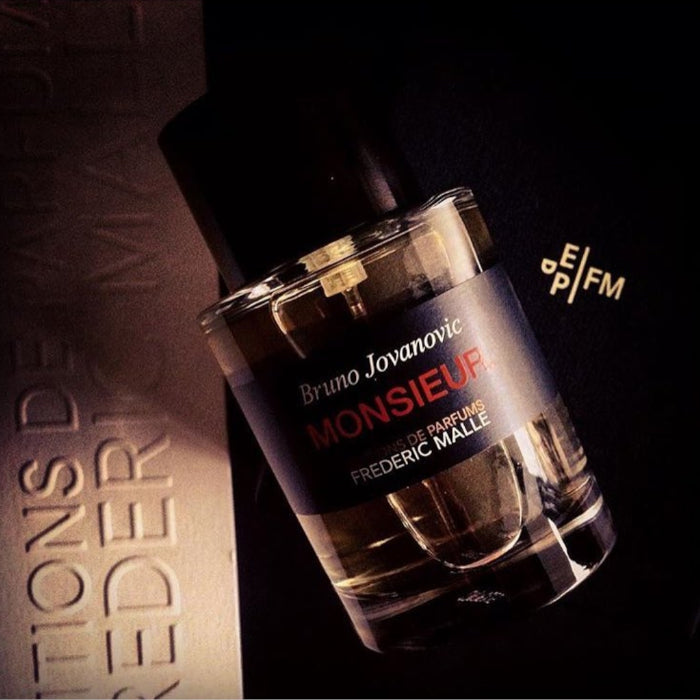 Testez Monsieur de Frederic Malle en petit format Fragsplit : un parfum boisé au patchouli, relevé de rhum, mandarine et encens.