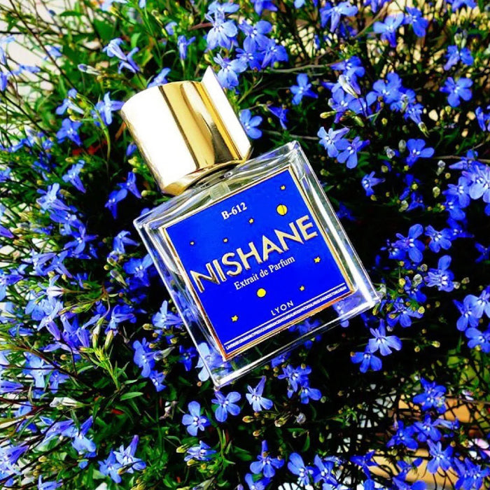 Testez B-612 de Nishane en petit format Fragsplit de 1 ml, 2 ml, 5 ml ou 10 ml, avec ses facettes boisées de cèdre, santal et musc.