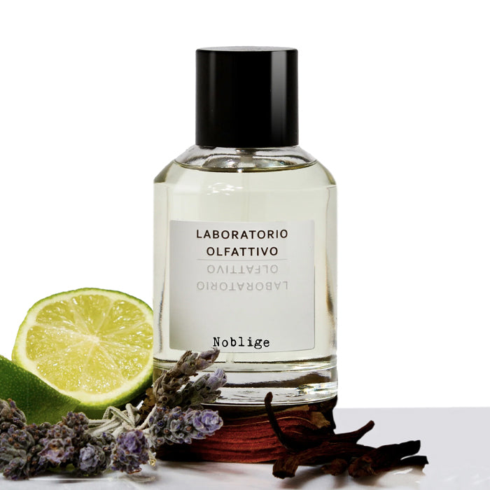 Petit format Fragsplit de Noblige signé Laboratorio Olfattivo, pour découvrir sur la peau son accord floral, poudré et délicatement vanillé.