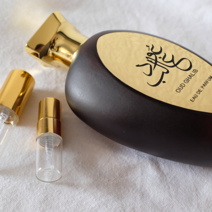 Testez Oud Ghalib d’Ard Al Zaafaran avec un échantillon Fragsplit de 1 ml à 10 ml, pour femme et homme, livré en Suisse et en France.
