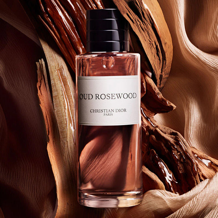 Essayez Oud Rosewood de Dior avec un décant Fragsplit de 1 ml, 2 ml, 5 ml ou 10 ml, livré en Suisse et en France pour le tester sur la peau.