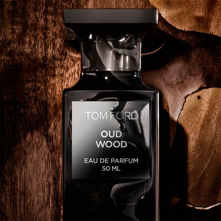 Essayez Oud Wood EDP de Tom Ford sur la peau avec un décant Fragsplit de 1 ml à 10 ml, pratique pour découvrir ce parfum masculin.