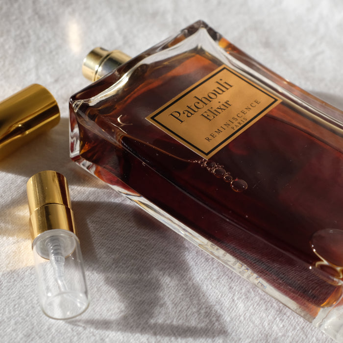 Essayez Patchouli Elixir de Reminiscence sur la peau avec un décant Fragsplit de 1ml à 10ml, pratique pour découvrir son patchouli intense.