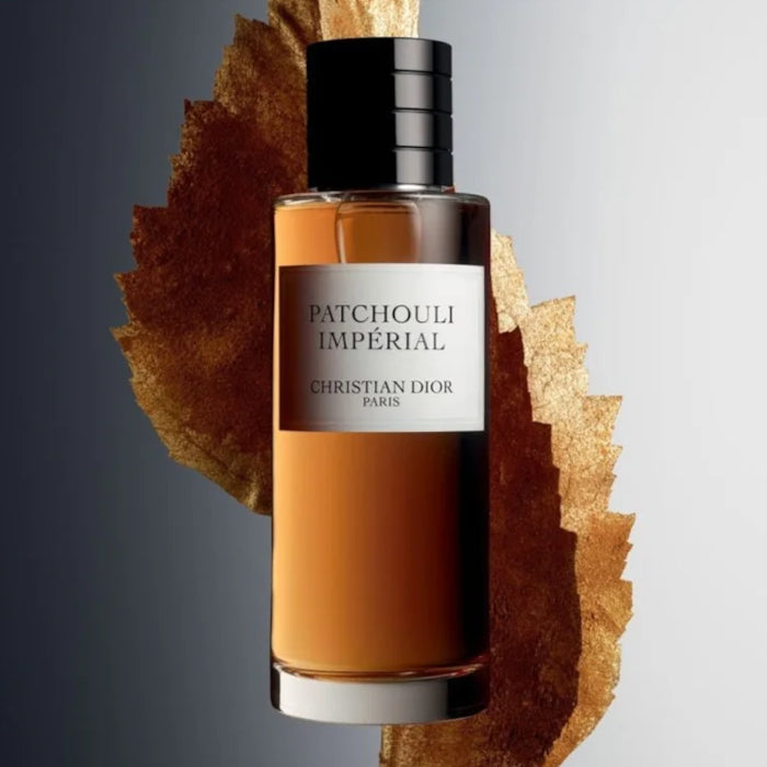 Échantillon de Patchouli Impérial signé Dior chez Fragsplit, idéal pour découvrir ses notes boisées en formats 1 ml, 2 ml, 5 ml ou 10 ml.