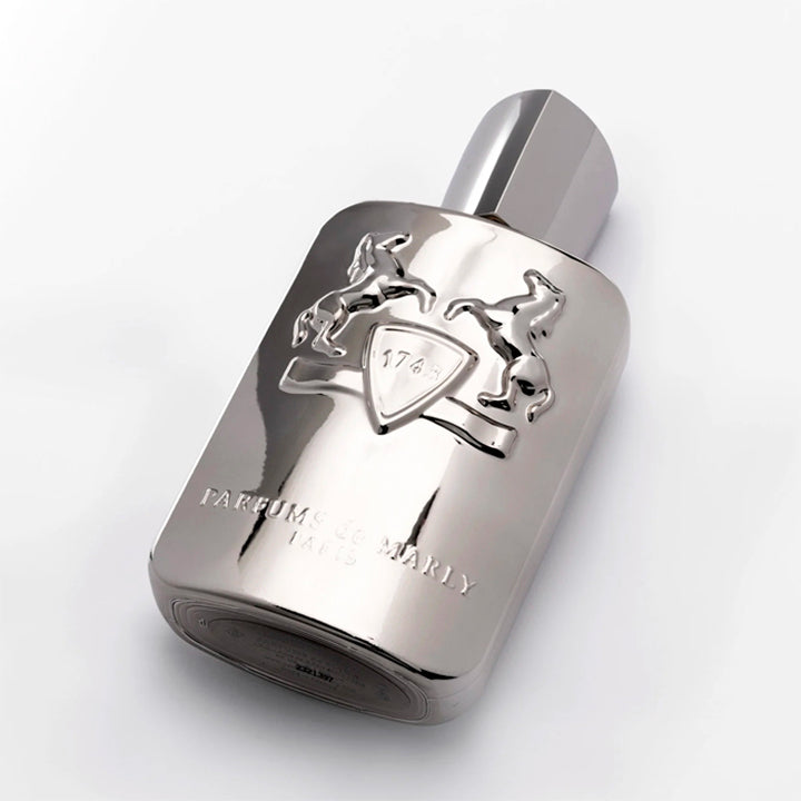 Testez Pegasus de Parfums de Marly en petit format Fragsplit 1ml, 2ml, 5ml ou 10ml, un parfum unisexe crémeux, boisé et légèrement métallique.