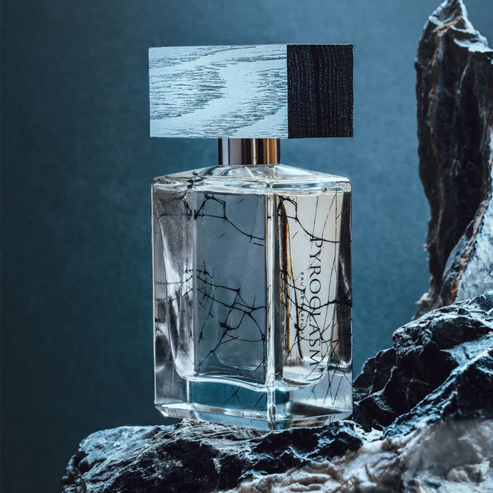 Pyroclasm de BeauFort London à essayer sur la peau avec un décant Fragsplit de 1 ml à 10 ml, pratique pour découvrir son accord sombre et fumé.