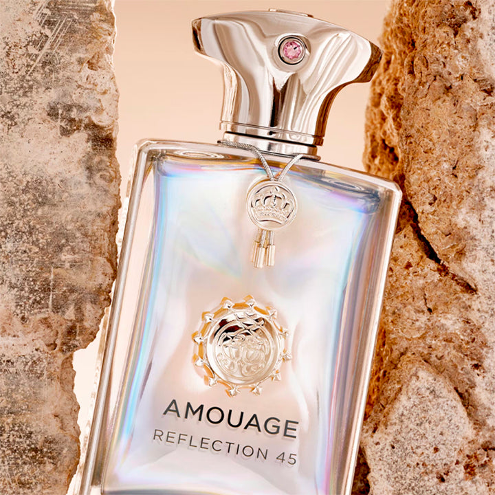 Essayez Reflection 45 d’Amouage avec un décant Fragsplit de 1 ml à 10 ml : une façon pratique de découvrir son sillage boisé sur la peau.