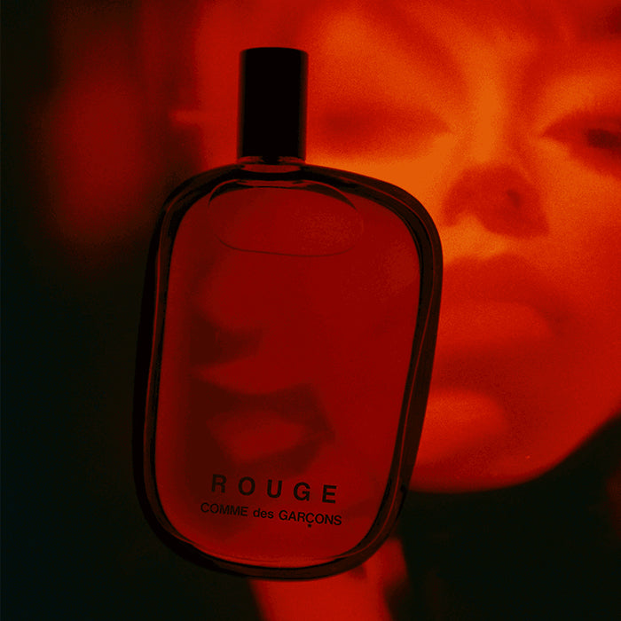 Testez Rouge de Comme des Garçons avant d’acheter avec un petit format Fragsplit de 1ml à 10ml, livré en Suisse et en France.