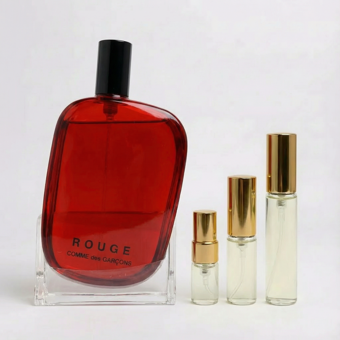 Décant Fragsplit de Rouge par Comme des Garçons, aux notes de betterave, encens et gingembre, en formats 1ml, 2ml, 5ml ou 10ml.