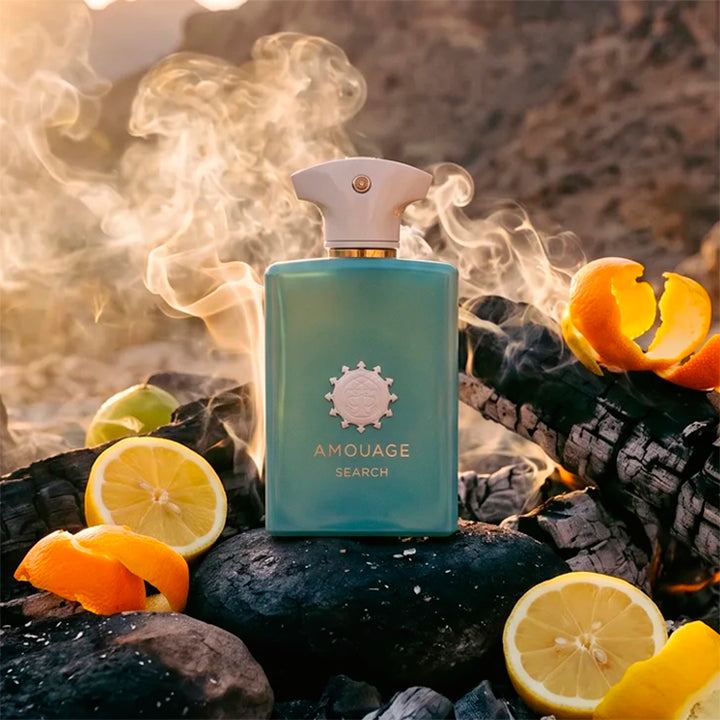 Essayez Amouage Search sur la peau grâce au décant Fragsplit, un petit format de 1 ml à 10 ml, disponible en livraison Suisse et France.