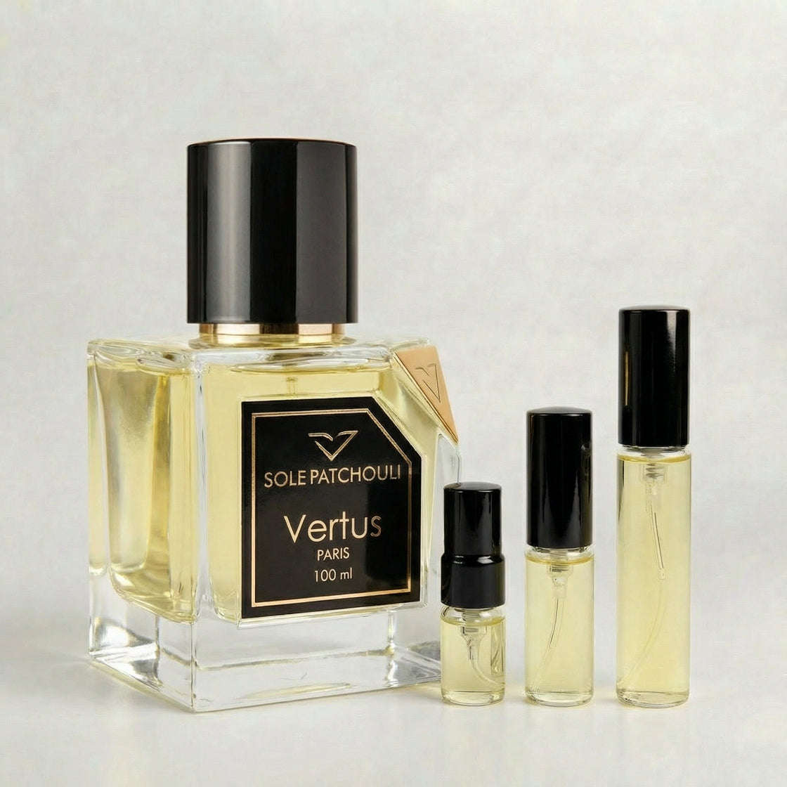 Décant Fragsplit de Sole Patchouli par Vertus, un parfum boisé et poudré à essayer sur la peau en formats 1 ml, 2 ml, 5 ml ou 10 ml.