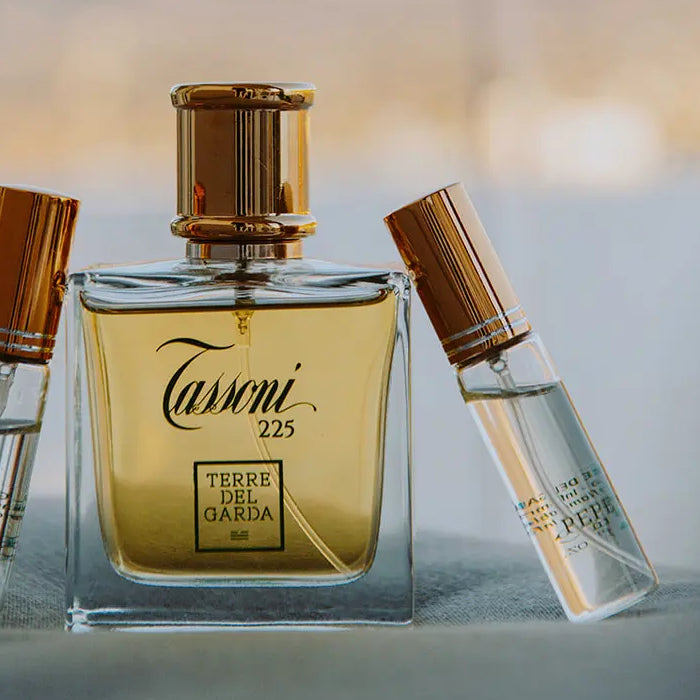 Essayez Tassoni 225 signé Terre del Garda avec un décant Fragsplit de 1 ml à 10 ml, pratique pour découvrir ce parfum unisexe sur la peau.