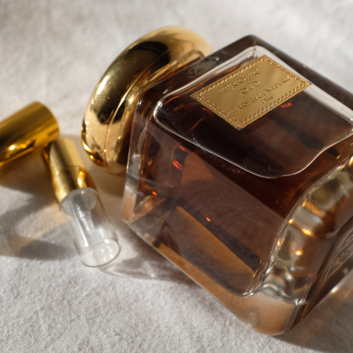Essayez Terryfic Oud de Terry de Gunzburg sur la peau avec un décant Fragsplit de 1ml, 2ml, 5ml ou 10ml, livré en Suisse et en France.