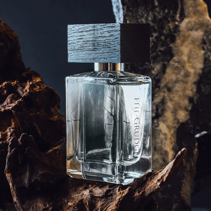 Essayez The Grudge de BeauFort London sur la peau avec un décant Fragsplit de 1 ml à 10 ml, livré en Suisse et en France.