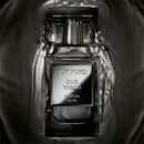 Essayez Oud Wood Parfum de Tom Ford avec un décant Fragsplit de 1 ml à 10 ml, pratique pour découvrir sur peau son sillage boisé et ambré.